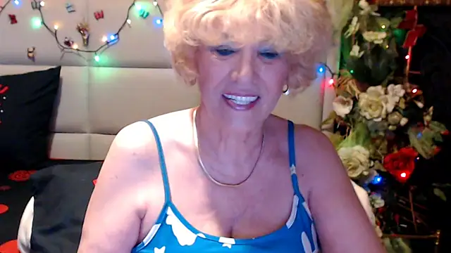 Snapshot of HappyWomanOn chatting on June 15, 2026, 9:33 am HappyWomanOn online show from June 15, 2026, 9:33 am