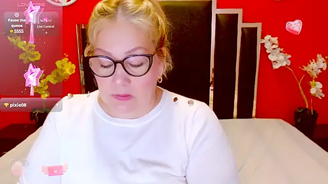 Snapshot of Nayla_Garner chatting on February 16, 2025, 3:38 pm Nayla Garner online show from February 16, 2025, 3:38 pm