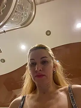 Snapshot of Amazoniiaa chatting on January 13, 2025, 1:28 pm Amazoniiaa online show from January 13, 2025, 1:28 pm