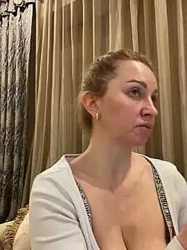 Snapshot of Amazoniiaa chatting on February 12, 2025, 4:22 pm Amazoniiaa online show from February 12, 2025, 4:22 pm