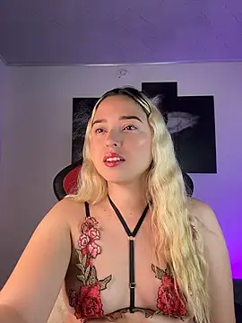 Snapshot of Irisweet_ chatting on October 18, 2025, 10:38 am Irisweet  online show from October 18, 2025, 10:38 am
