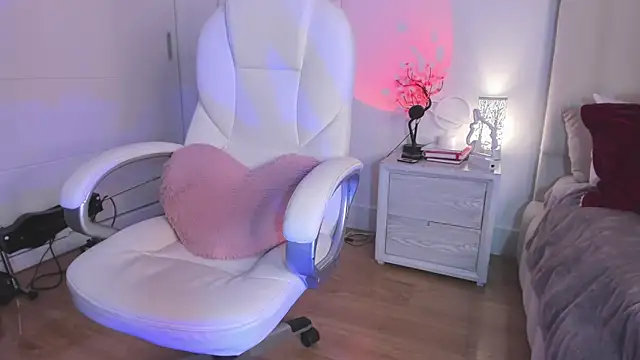 Daniela Miller  online show from March 11, 2025, 5:38 am