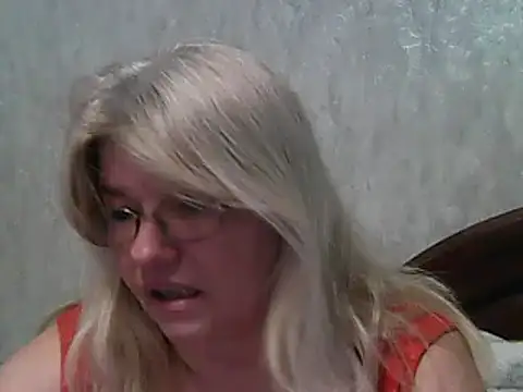 Snapshot of Diana_49 chatting on February 19, 2025, 8:33 am Diana 49 online show from February 19, 2025, 8:33 am