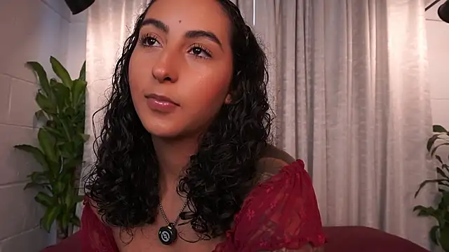 Snapshot of agatha_collins_ chatting on April 17, 2026, 6:33 pm agatha collins online show from April 17, 2026, 6:33 pm