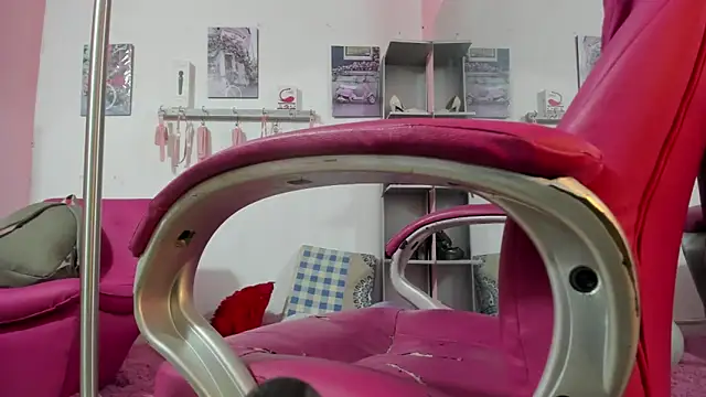 Snapshot of CAMILA--REY chatting on October 1, 2025, 12:00 pm CAMILA--REY online show from October 1, 2025, 12:00 pm