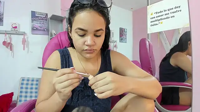 Snapshot of CAMILA--REY chatting on October 3, 2025, 12:35 pm CAMILA--REY online show from October 3, 2025, 12:35 pm