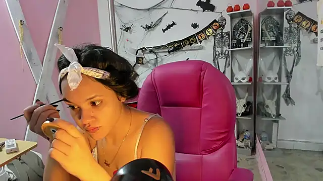 Snapshot of CAMILA--REY chatting on October 27, 2025, 9:52 pm CAMILA--REY online show from October 27, 2025, 9:52 pm