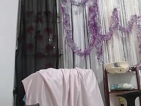 Snapshot of heyline_milf chatting on December 5, 2024, 7:06 pm heyline milf online show from December 5, 2024, 7:06 pm