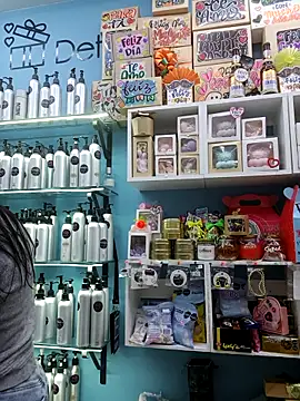 LunaZambrano online show from September 30, 2025, 7:52 pm