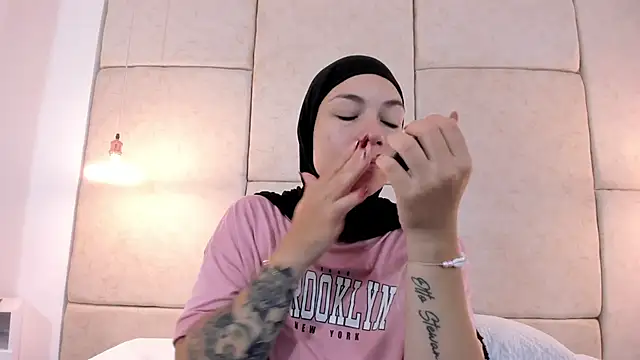 aisha vs online show from October 3, 2025, 12:57 pm