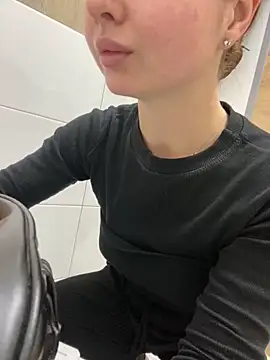 KrisMagnoly online show from October 4, 2025, 5:33 pm