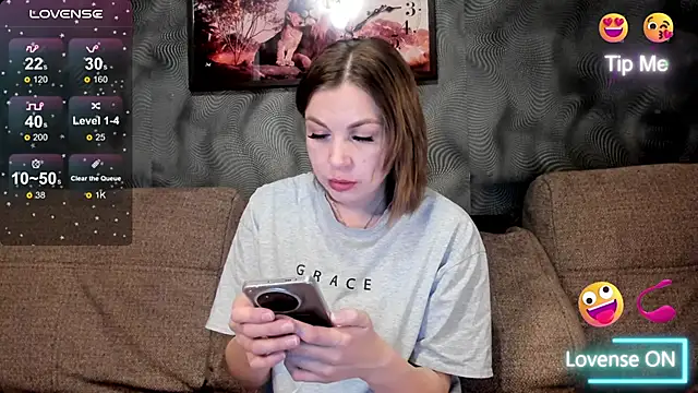 Snapshot of CassieMils chatting on May 6, 2026, 9:25 am CassieMils online show from May 6, 2026, 9:25 am