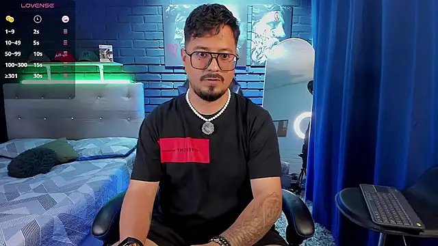 DaviidEvans  online show from July 4, 2026, 7:42 pm