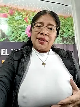   valentina18 online show from May 6, 2026, 12:32 pm