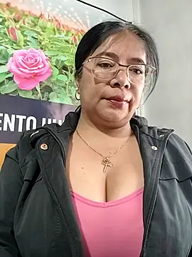   valentina18 online show from May 11, 2026, 12:11 pm