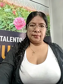   valentina18 online show from May 13, 2026, 12:57 pm