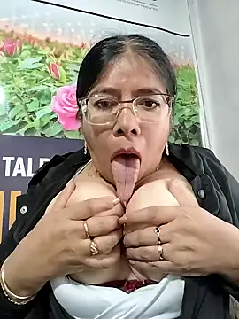  valentina18 online show from May 14, 2026, 12:01 pm