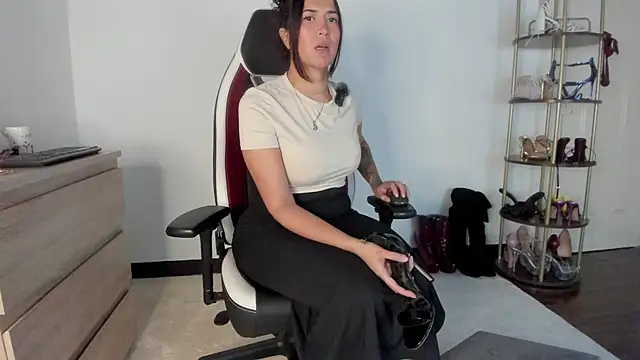 gingirel  online show from January 18, 2026, 3:05 pm