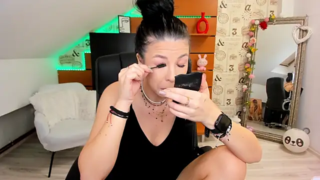 Snapshot of EmillyTaylor chatting on October 8, 2025, 3:37 am EmillyTaylor online show from October 8, 2025, 3:37 am