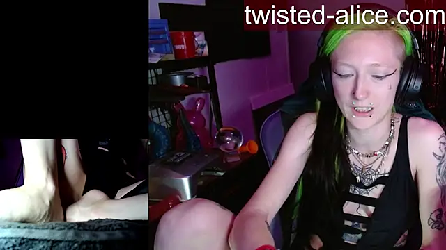 alicewonder09 online show from May 2, 2026, 3:55 am