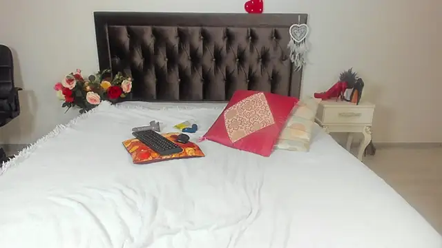 Snapshot of MarciaColins chatting on October 25, 2025, 6:57 pm MarciaColins online show from October 25, 2025, 6:57 pm