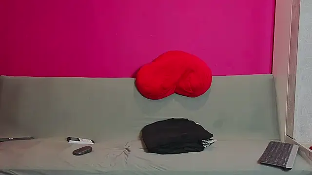 Snapshot of Young_Strawberryy chatting on March 20, 2026, 1:05 pm Young Strawberryy online show from March 20, 2026, 1:05 pm