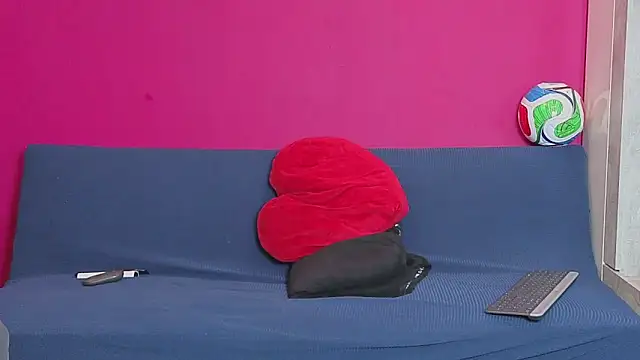 Young Strawberryy online show from June 13, 2026, 9:29 am