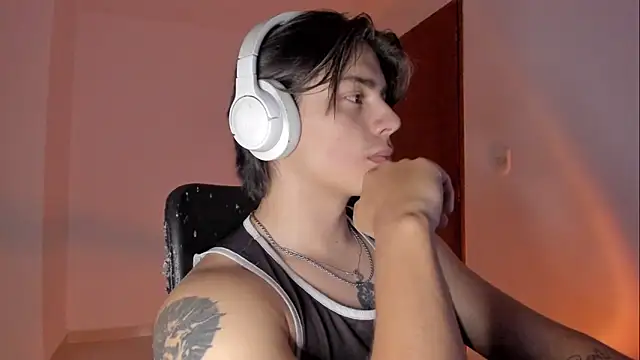 Snapshot of Giordano_Russo chatting on December 15, 2025, 2:49 am Giordano Russo online show from December 15, 2025, 2:49 am