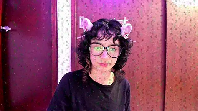 Snapshot of _Lunnaa_ chatting on November 7, 2025, 12:32 am Lunnaa online show from November 7, 2025, 12:32 am