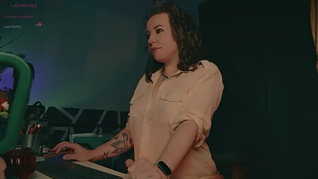 LisaDove online show from January 6, 2026, 2:48 am