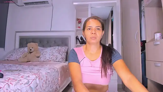 Snapshot of sharonDulce chatting on February 9, 2025, 2:17 am sharonDulce online show from February 9, 2025, 2:17 am