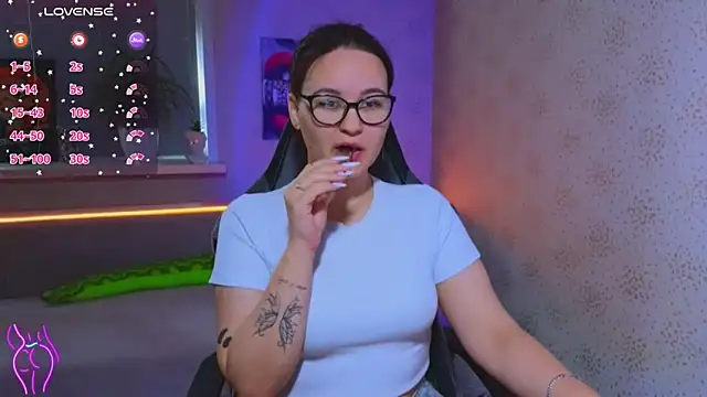 Snapshot of EsterLogan chatting on September 20, 2025, 11:11 am EsterLogan online show from September 20, 2025, 11:11 am
