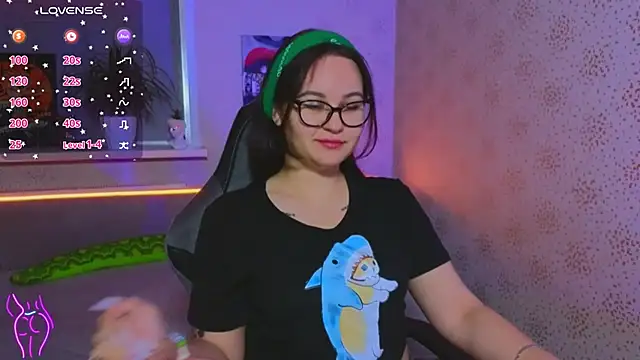 Snapshot of EsterLogan chatting on October 13, 2025, 6:46 am EsterLogan online show from October 13, 2025, 6:46 am