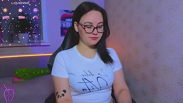Snapshot of EsterLogan chatting on October 19, 2025, 8:48 am EsterLogan online show from October 19, 2025, 8:48 am