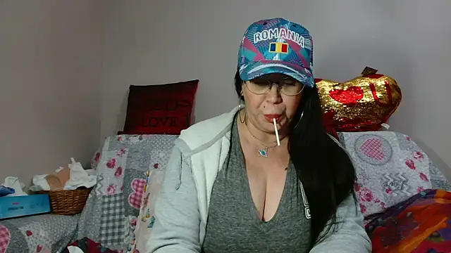 Snapshot of x__KHALEESI__x chatting on December 8, 2024, 1:56 am x KHALEESI x online show from December 8, 2024, 1:56 am