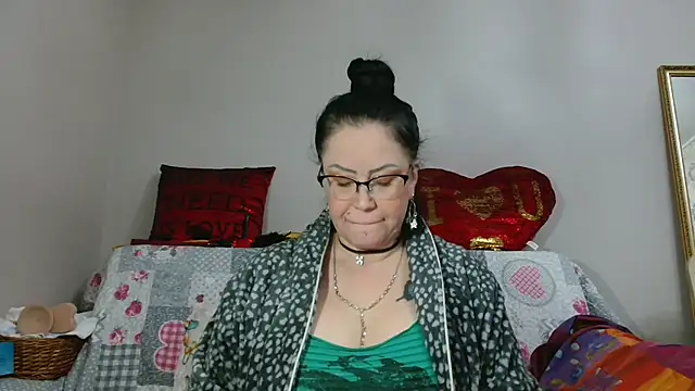 Snapshot of x__KHALEESI__x chatting on December 21, 2024, 10:40 pm x KHALEESI x online show from December 21, 2024, 10:40 pm