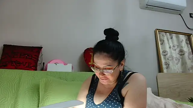 Snapshot of x__KHALEESI__x chatting on January 24, 2025, 6:04 pm x KHALEESI x online show from January 24, 2025, 6:04 pm