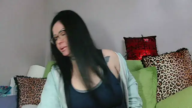 Snapshot of x__KHALEESI__x chatting on February 16, 2025, 8:33 pm x KHALEESI x online show from February 16, 2025, 8:33 pm