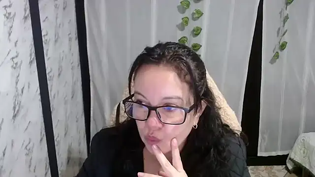 Sonialorens  online show from March 13, 2025, 12:02 pm