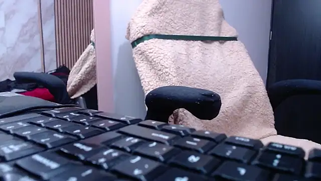 Sonialorens  online show from November 8, 2025, 11:47 pm