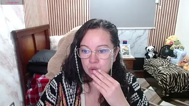 Snapshot of Sonialorens_ chatting on April 15, 2026, 8:09 pm Sonialorens online show from April 15, 2026, 8:09 pm