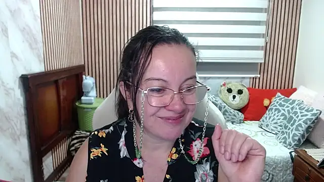 Snapshot of Sonialorens_ chatting on May 4, 2026, 10:17 pm Sonialorens online show from May 4, 2026, 10:17 pm