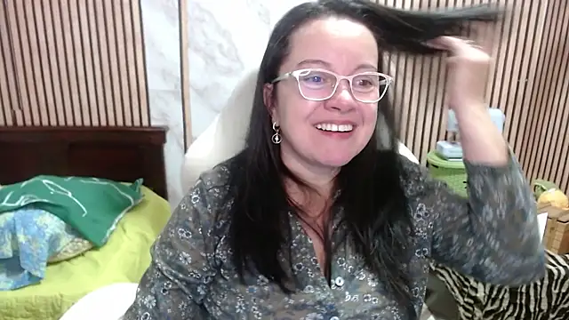 Sonialorens  online show from June 18, 2026, 9:41 pm