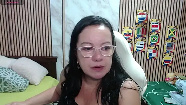 Sonialorens  online show from June 26, 2026, 1:04 pm