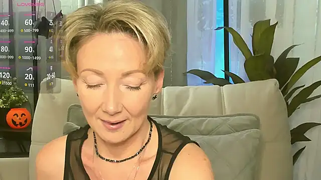 AkexandraFix online show from October 31, 2025, 1:12 pm