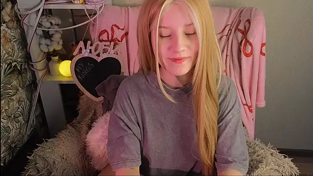 sarakaell online show from March 12, 2026, 1:45 am