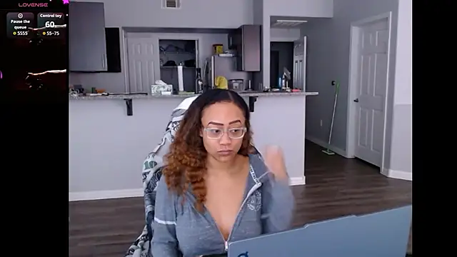 RylHoneyy online show from June 17, 2026, 7:48 pm