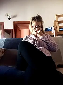 Snapshot of CRHYSTEL chatting on October 24, 2025, 11:06 am CRHYSTEL online show from October 24, 2025, 11:06 am