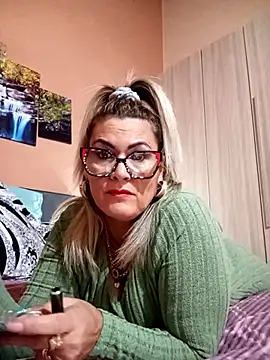 Snapshot of CRHYSTEL chatting on November 7, 2025, 10:04 am CRHYSTEL online show from November 7, 2025, 10:04 am