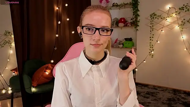 berrry girl online show from June 17, 2026, 6:27 am